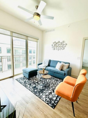 Lux 2BR 1Mi to Riverwalk, The Alamo w Pool and Gym